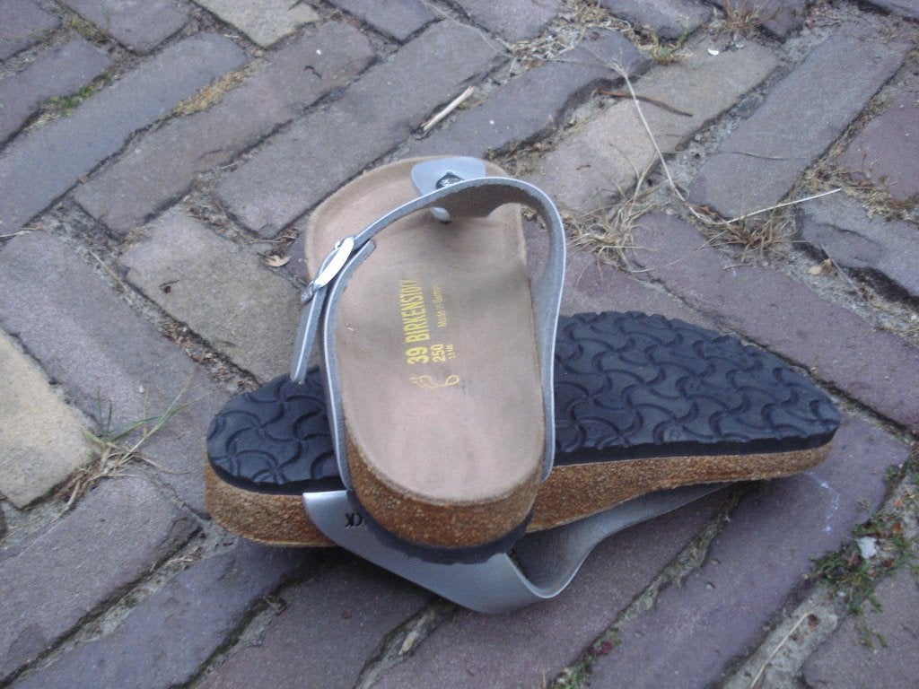 BIRKENSTOCK GIZEH ZILVER 39 NU GRATIS VERZENDING PER POST, Kleding | Dames, Schoenen, Slippers, Overige kleuren, Verzenden, Zo goed als nieuw