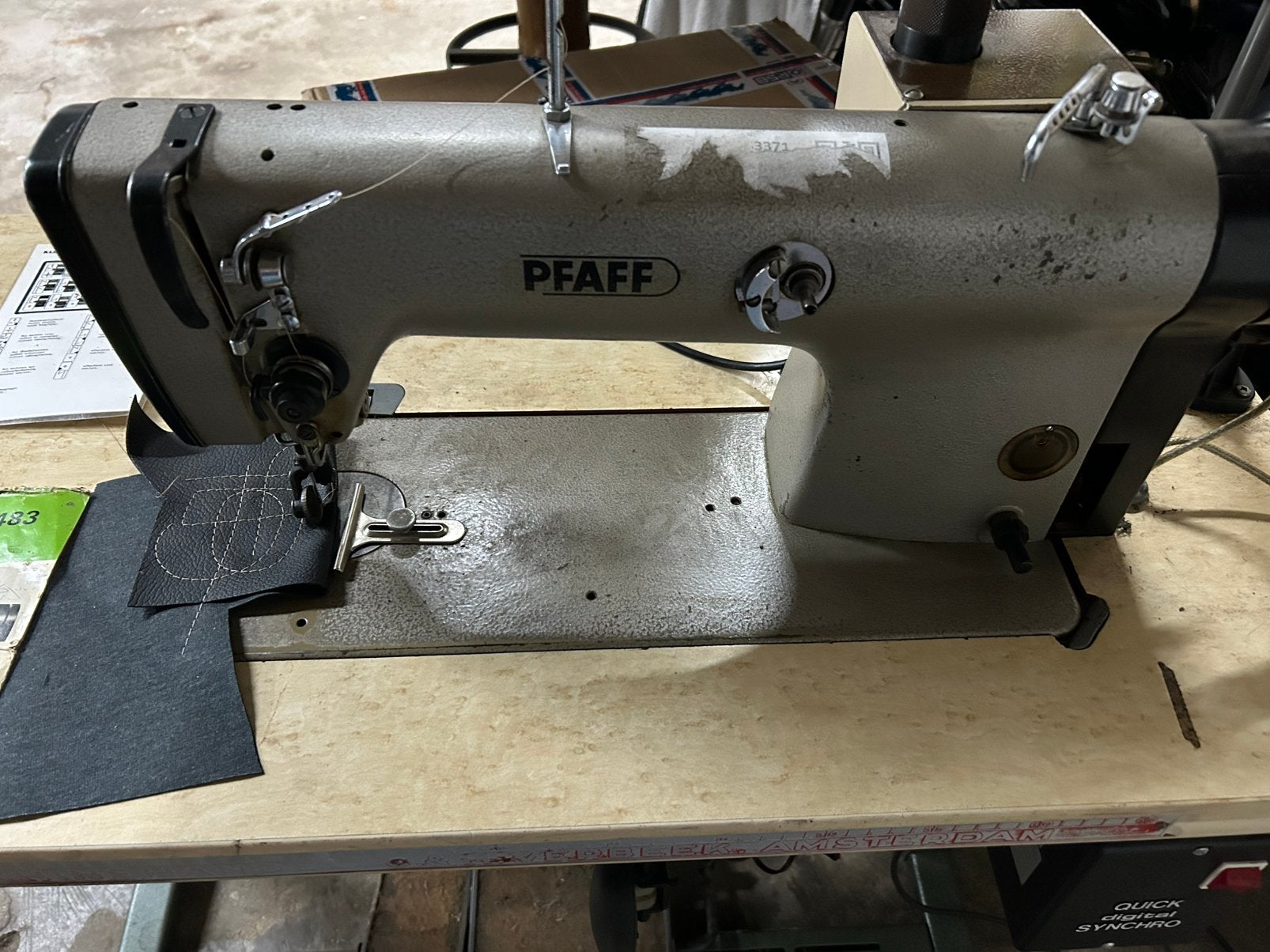 Pfaff 483 confectie en lederen kleding machine, Ophalen, Naaimachine, Industrieel, Gebruikt
