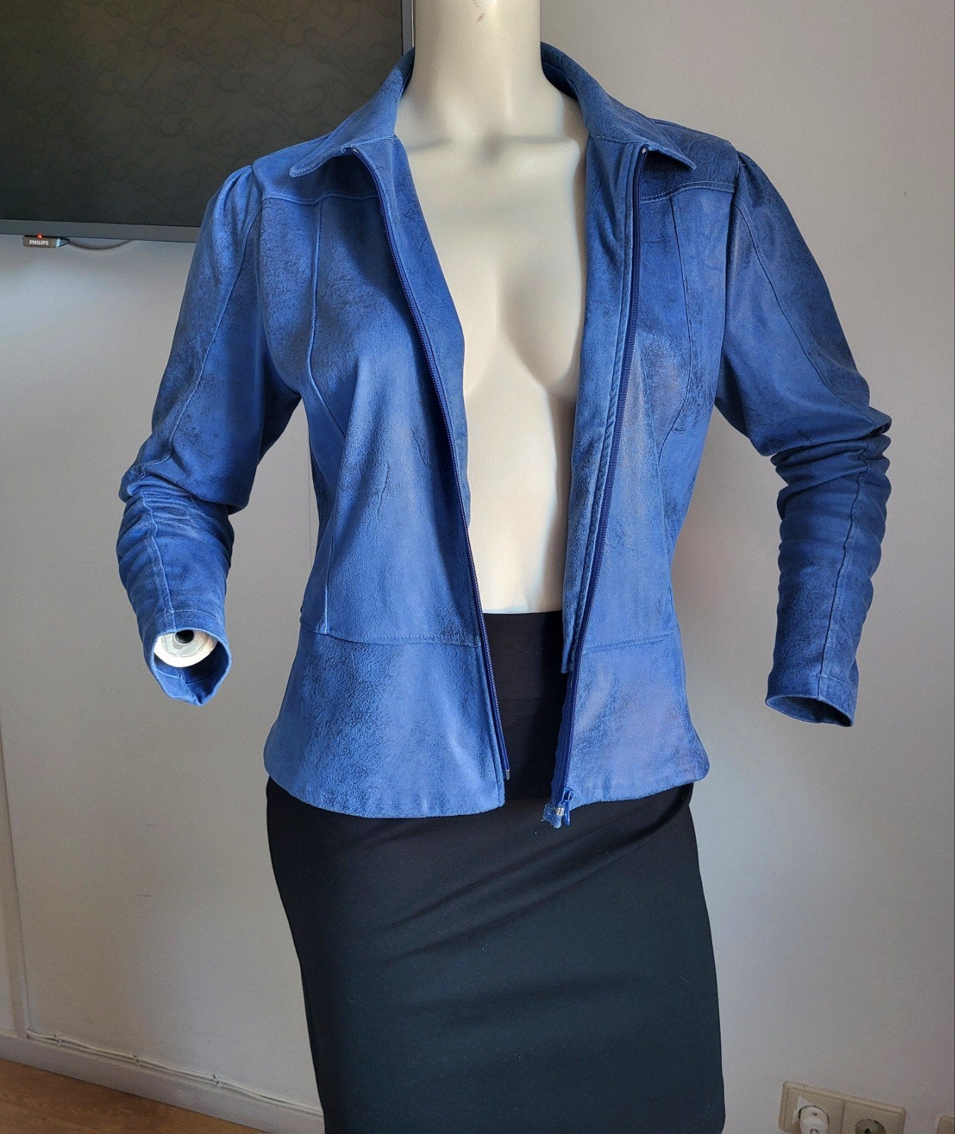 Stijlvol Prachtige kobaltblauw suède-look jas Lizzy&Coco, Blauw, Maat 42/44 (L), Ophalen of Verzenden, Jasje