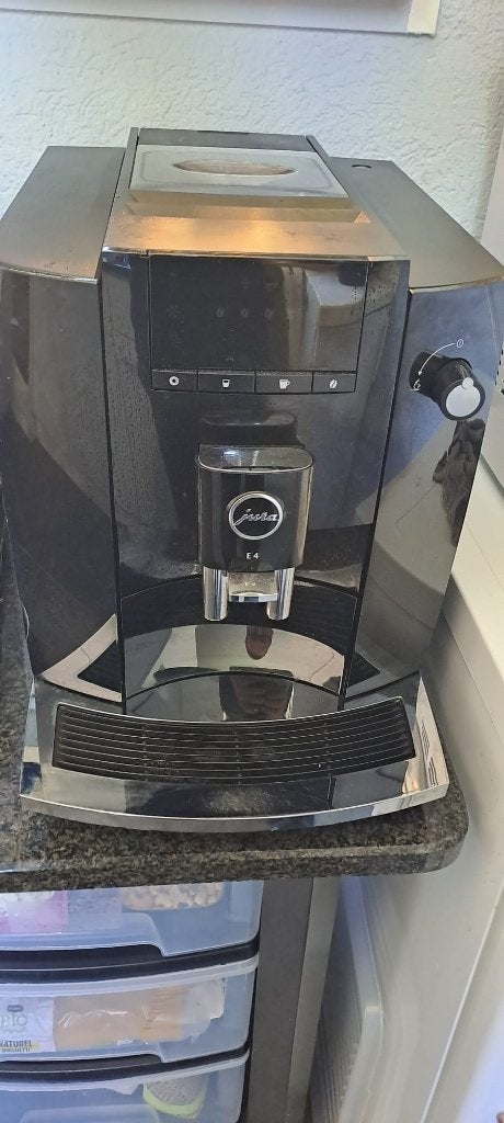 Jura E4 volautomaat inclusief blue tooth, Witgoed en Apparatuur, Koffiezetapparaten, Ophalen, Afneembaar waterreservoir, Koffiemachine