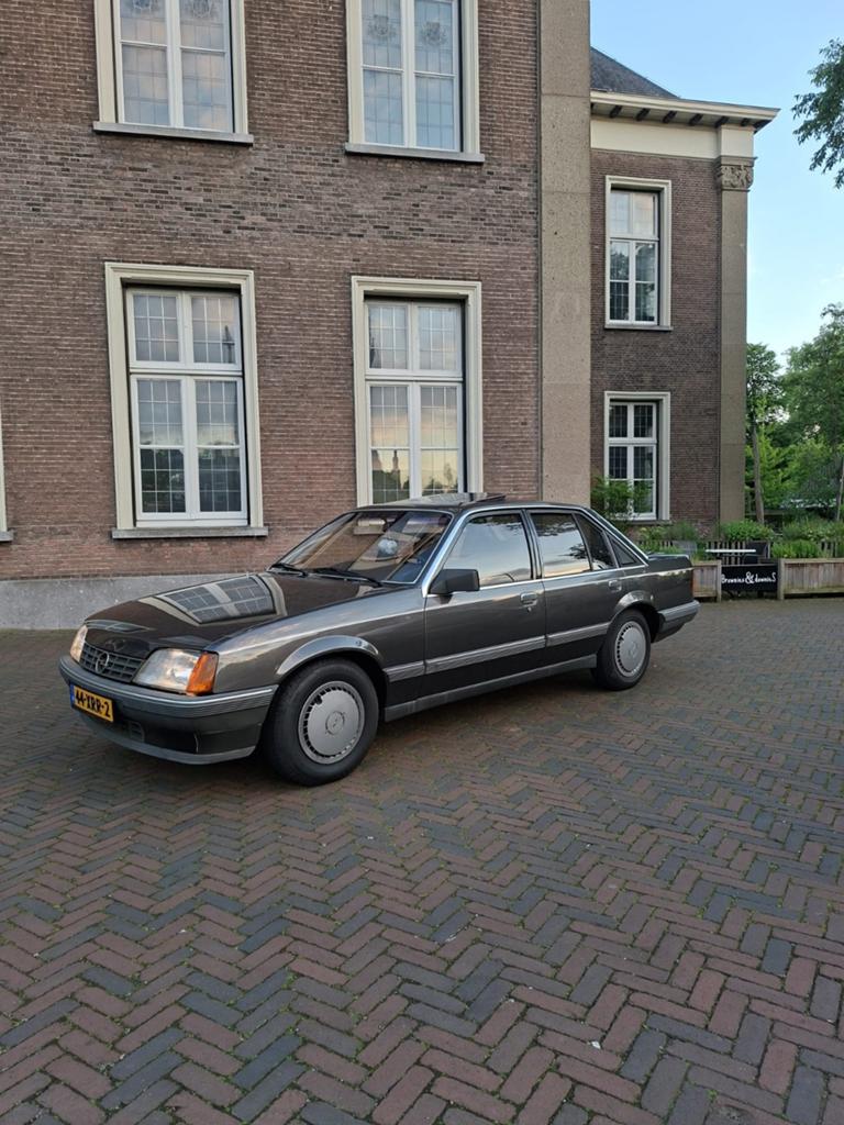 Opel rekord trouw auto en gala auto, Diensten en Vakmensen, Verhuur | Auto en Motor, Trouwauto, Met chauffeur
