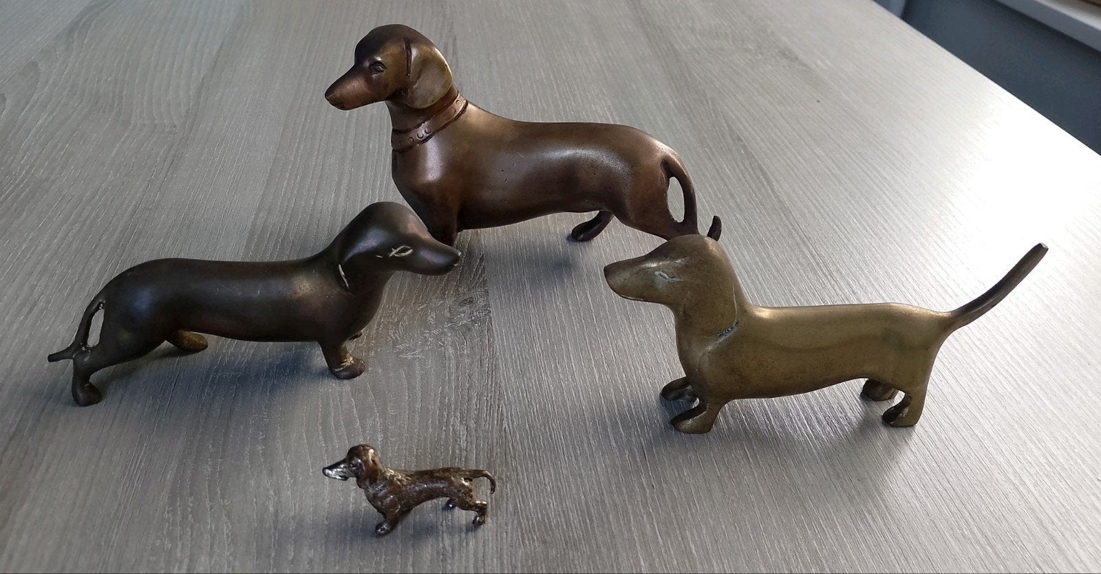 Metalen beeldjes van een teckel, Verzamelen, Ophalen, Zo goed als nieuw, Hond of Kat, Beeldje of Figuurtje