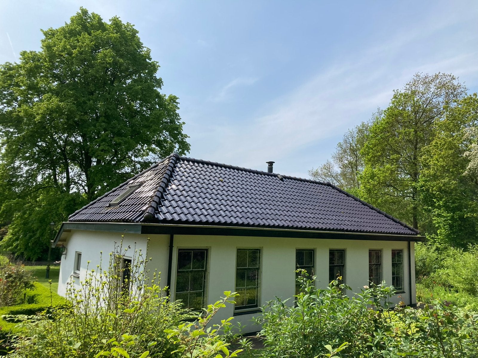 Dakpannen met schub- en nokvorsten, Ophalen, Overige materialen, Trappistenweg 7 Tegelen, Zo goed als nieuw