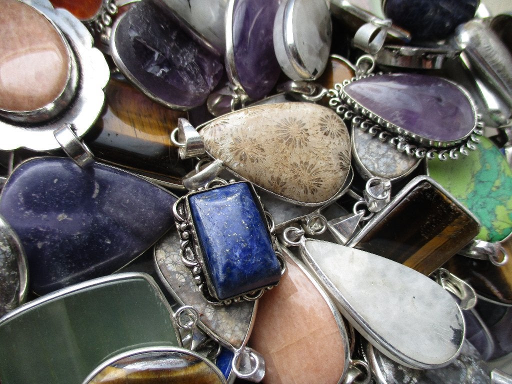 partij van 100 natuursteen hangers, Sieraden, Tassen en Uiterlijk, Kettinghangers, Nieuw, Steen of Mineraal, Met edelsteen, Ophalen of Verzenden
