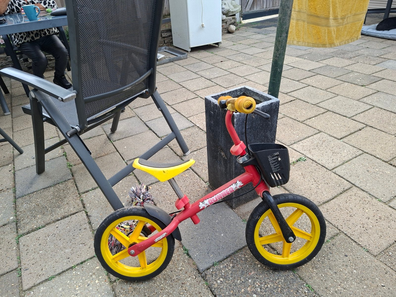 Rode loopfiets met gele wielen en mandje, Ophalen of Verzenden, Gebruikt, 16 tot 20 inch