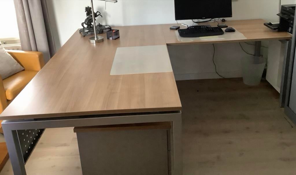 Hoekbureau met kast, ladenblok, bureaustoel en vloermat, Ophalen, Gebruikt, Hoekbureau, Bruin