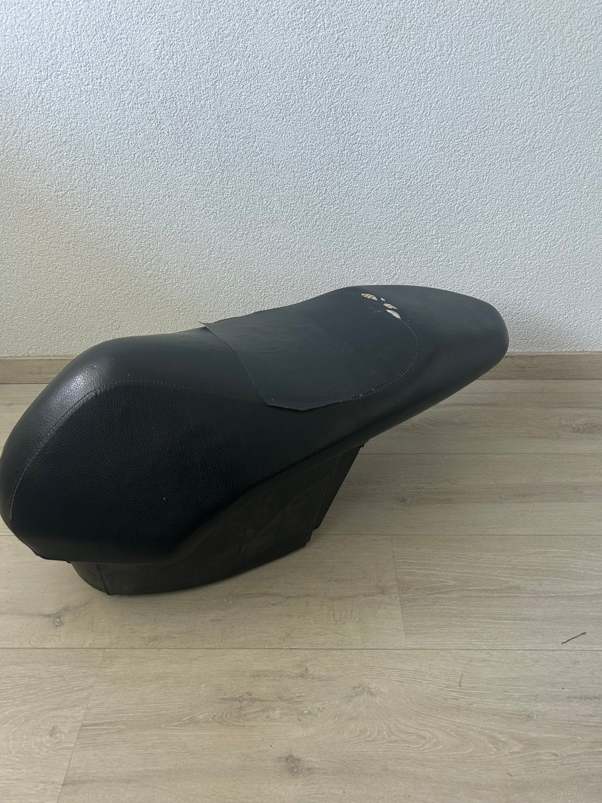 Zwarte zadel peugeot kisbee euro 2, Ophalen, Zo goed als nieuw