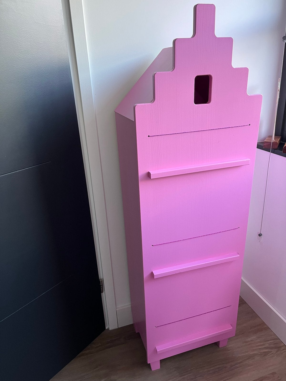 kast in de vorm van een Amsterdams huisje, kleur roze, 105 cm of meer, Ophalen of Verzenden, Zo goed als nieuw, Minder dan 50 cm
