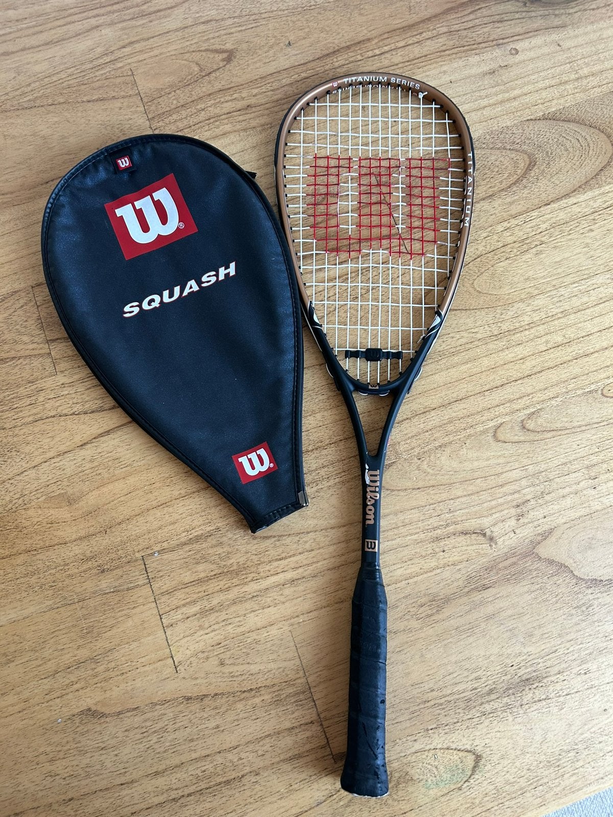 Wilson squash racket met hoes, Sport en Fitness, Ophalen of Verzenden, Gebruikt, Racket, Met hoes
