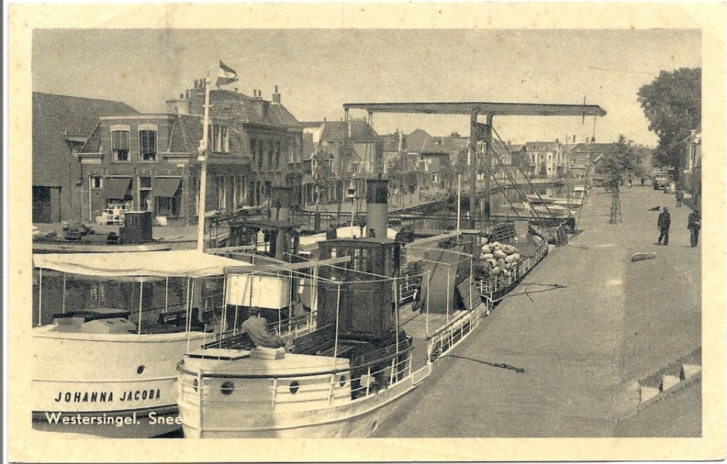 Sneek Westersingel met boten o.a Johanna Jacoba en mensen, Verzenden, 1940 tot 1960, Gelopen, Friesland