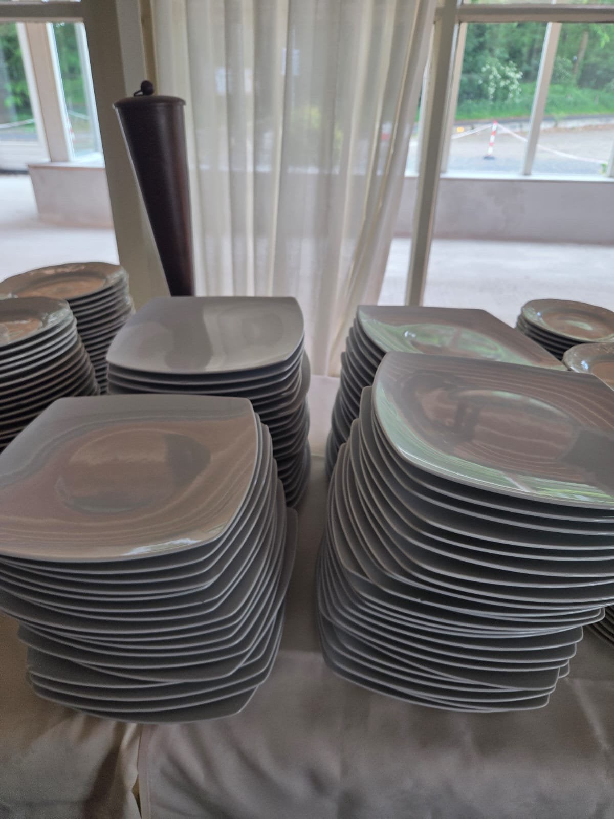80 stuks Intermezzo vierkante borden wit porselein 26 cm, Ophalen, Gebruikt, Aardewerk, Bord(en)