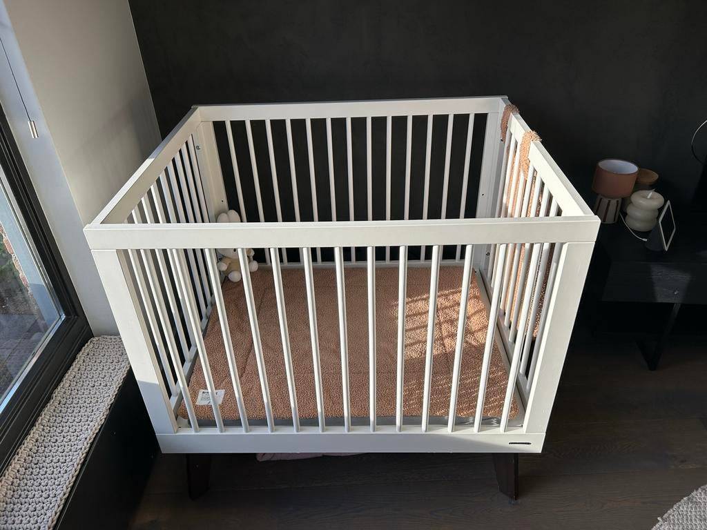 Kidsmill sixties box wit met walnoot onderstel, Ophalen, Gebruikt, Vierkant, Boxkleed