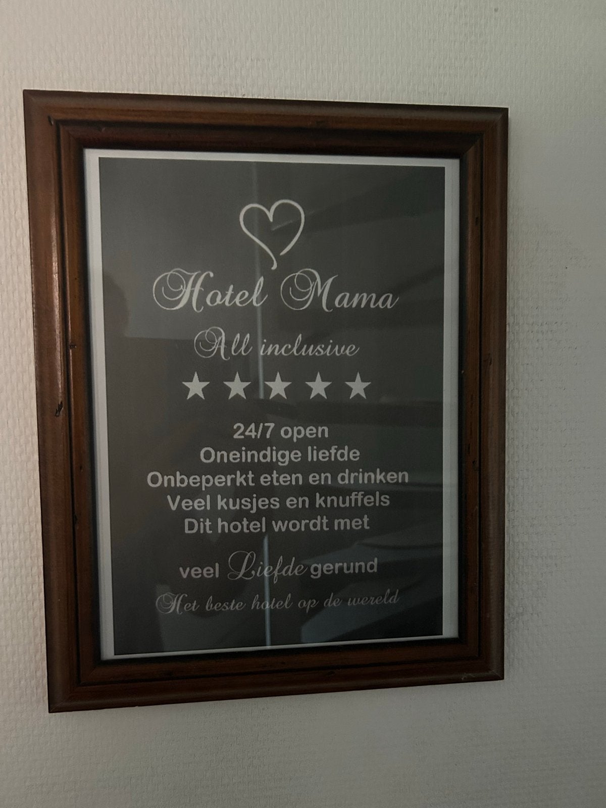 Liefdevol 'Hotel Mama' ingelijste print - Perfecte staat, Huis en Inrichting, Ophalen of Verzenden, Zo goed als nieuw, Print