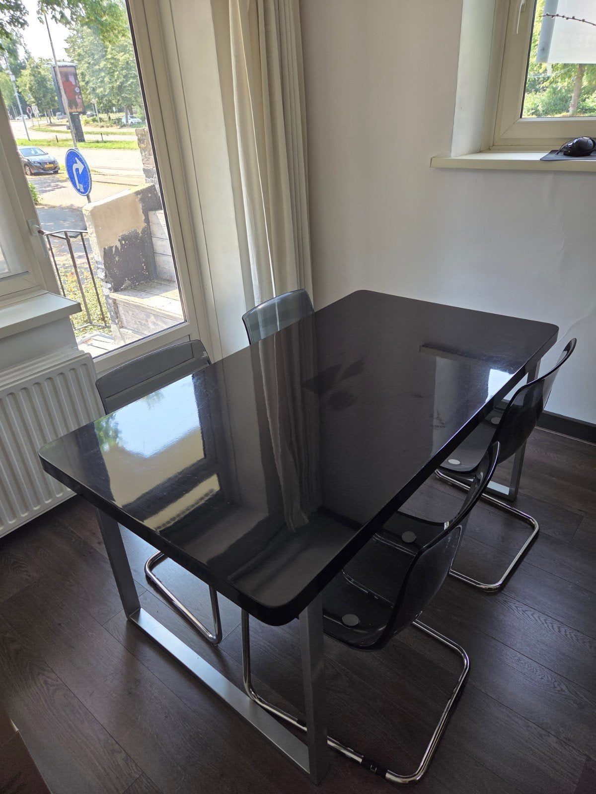 Moderne eettafel met glanzend zwart blad en 4 stoelen, Ophalen, Gebruikt, 50 tot 100 cm, 150 tot 200 cm