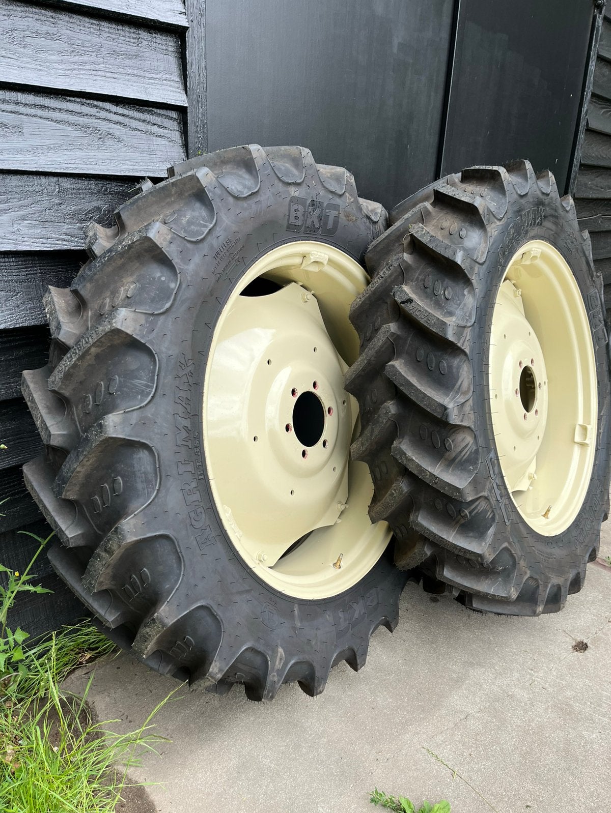 International  Velgen / Nieuwe BKT R36 banden 633,733…., Ophalen
