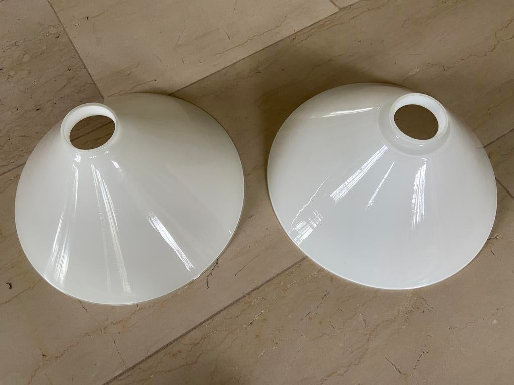 Te koop: 2 melkglazen kapjes, Huis en Inrichting, Ophalen of Verzenden, Zo goed als nieuw, Rond, Minder dan 25 cm