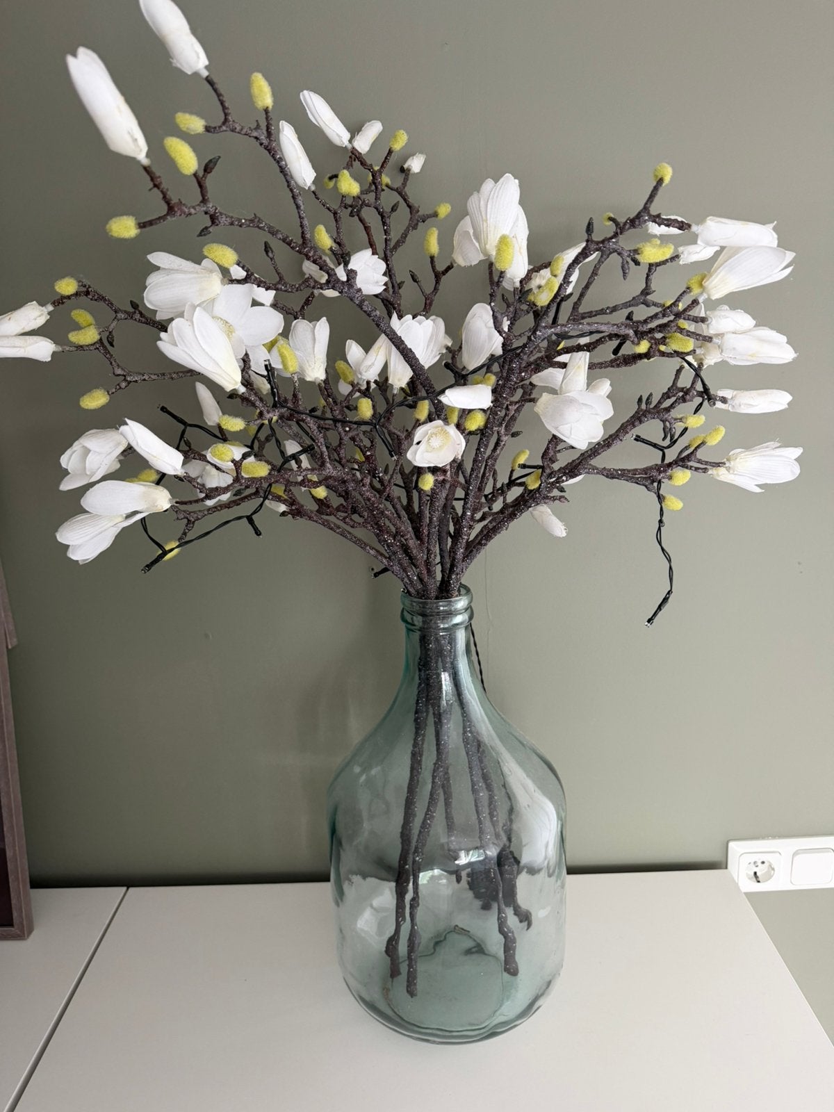 Decoratieve takken met witte bloesem in glazen vaas, Huis en Inrichting, Woonaccessoires | Vazen, Ophalen, Gebruikt, Wit, Glas