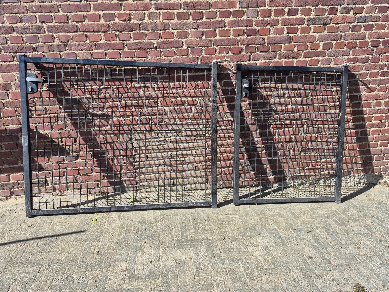 Stevige metalen hekwerkpoorten met gaas - 2 stuks, Ophalen, Met poort, Gebruikt, Gaashekwerk