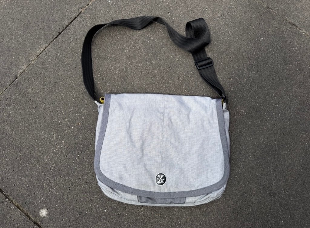 Crumpler laptoptas M – grijs met opvallende groene voering, Ophalen of Verzenden, 17 inch of meer, Aktetas