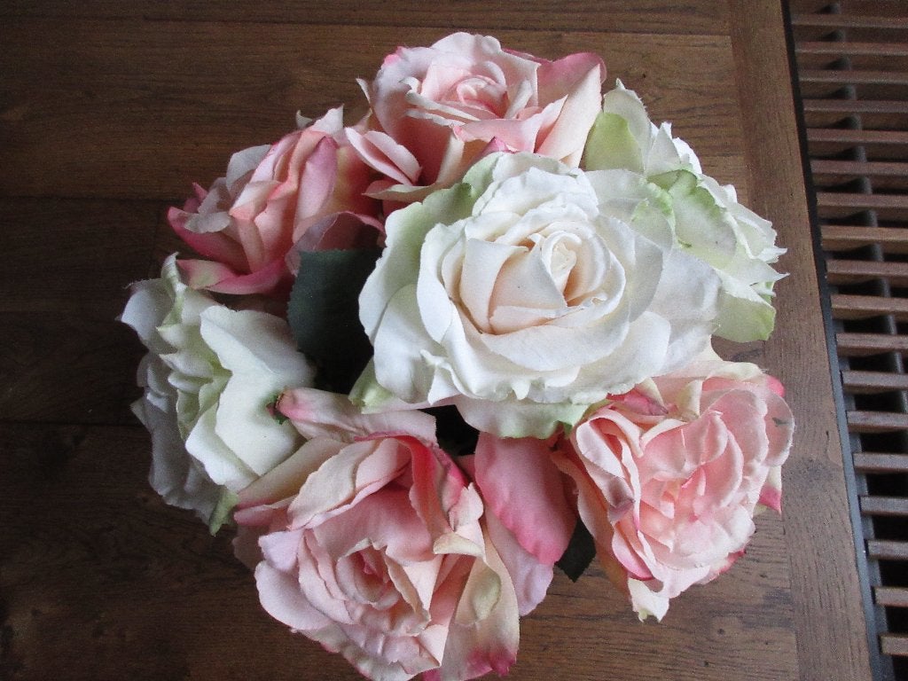 Bos kunstbloemen, rozen zalm en wit, Huis en Inrichting, Ophalen of Verzenden, Zo goed als nieuw