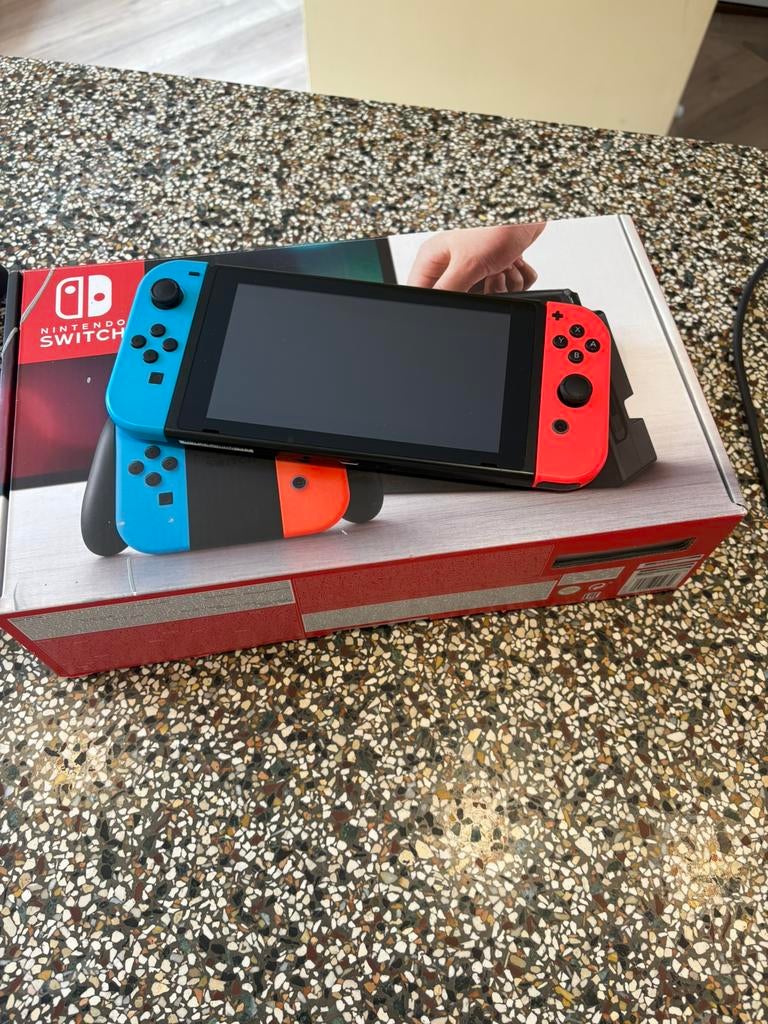 Nintendo Switch Compleet + 2 spellen en accessoires, Ophalen, Gebruikt, Switch Original