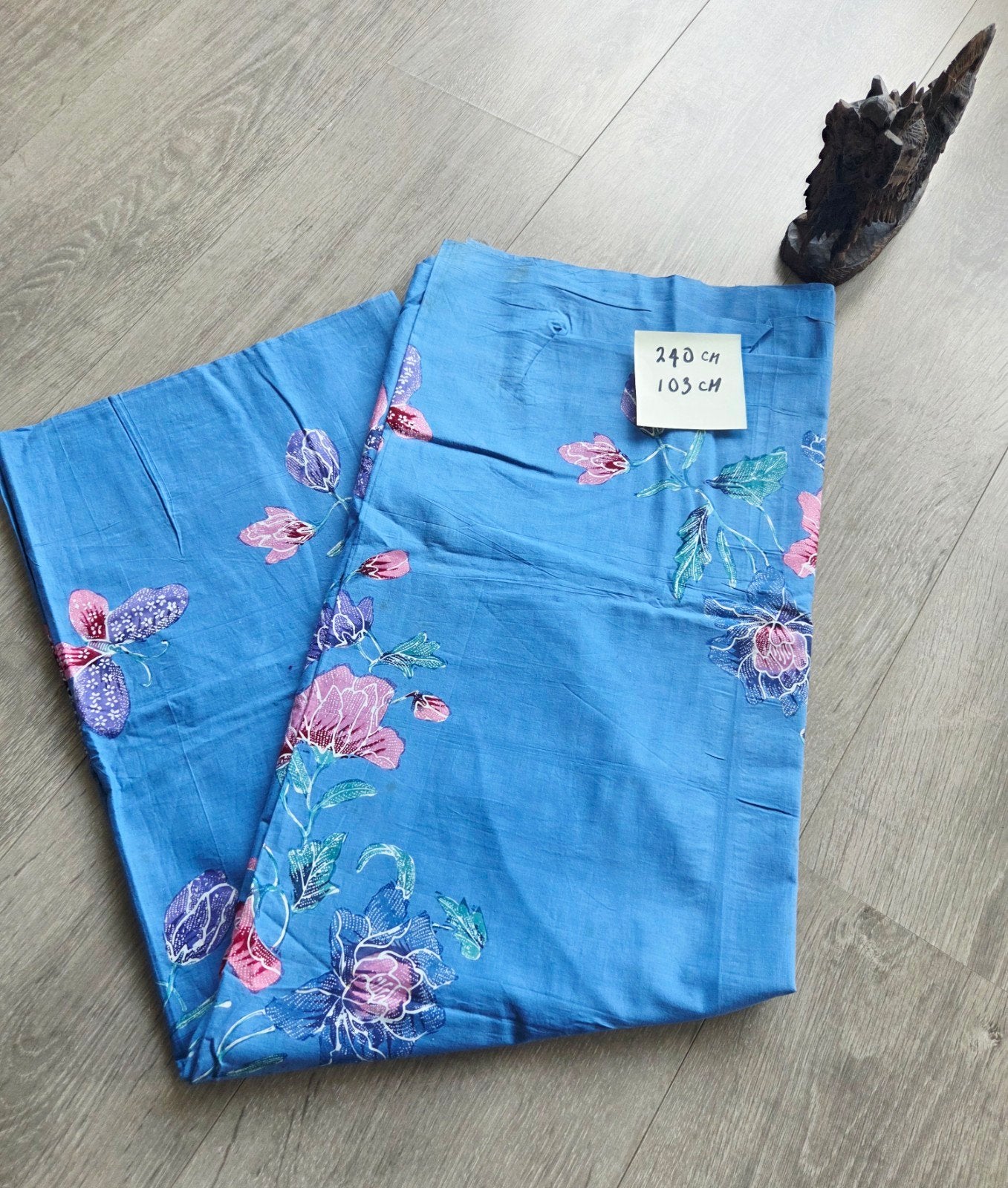Blauwe batik stof met bloemenprint, 240x103 cm, Gebruikt, Blauw, 200 cm of meer, Ophalen of Verzenden