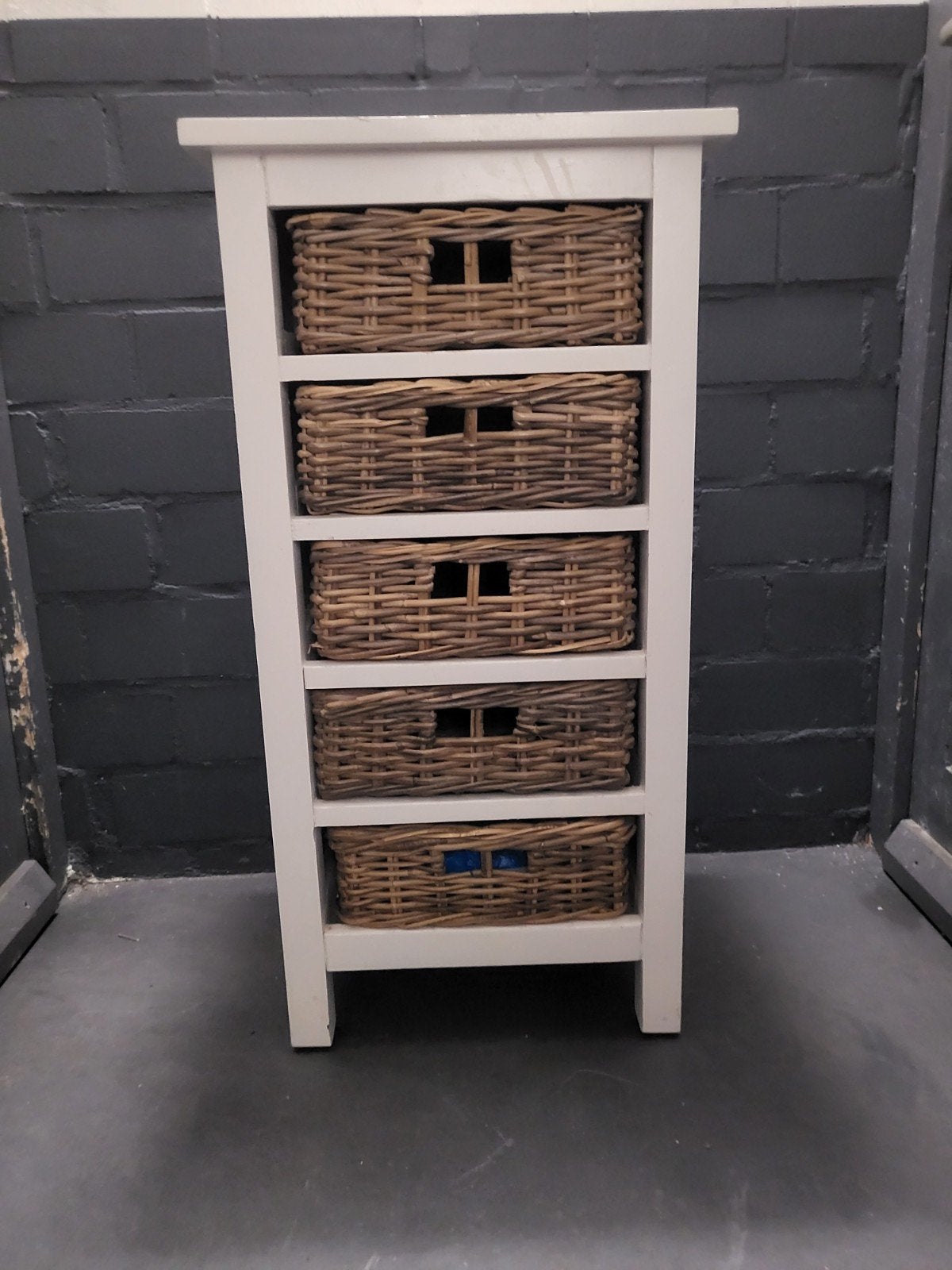 Witte ladekast met 5 rieten manden, Ophalen, Minder dan 50 cm, Zo goed als nieuw, Minder dan 100 cm