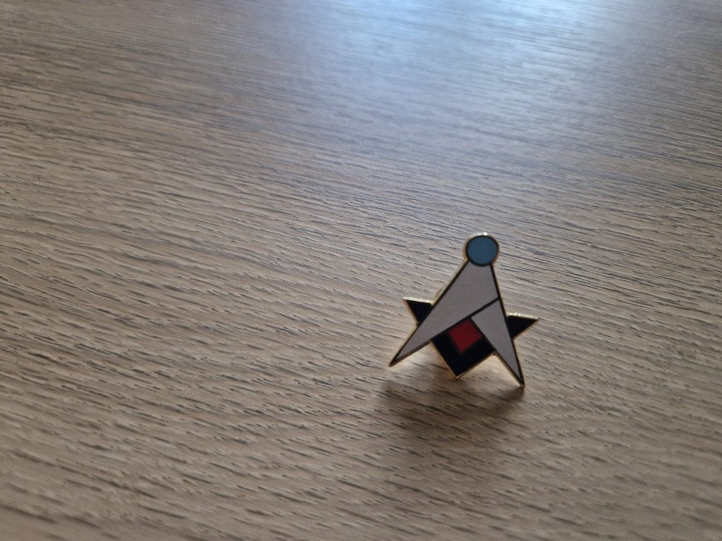 Pin goudkleurig winkel en passer vrijmetselaarij, Verzamelen, Ophalen of Verzenden, Nieuw, Overige onderwerpen