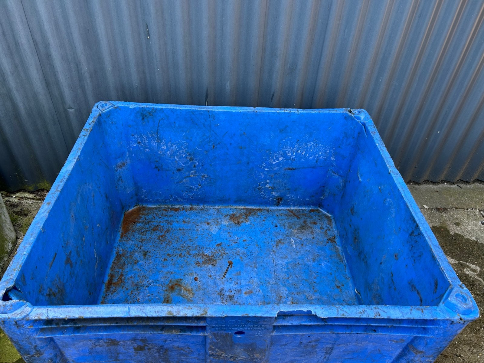 blauwe kuubskist / slowfeeder/ palletbox /hooibak, Schaap