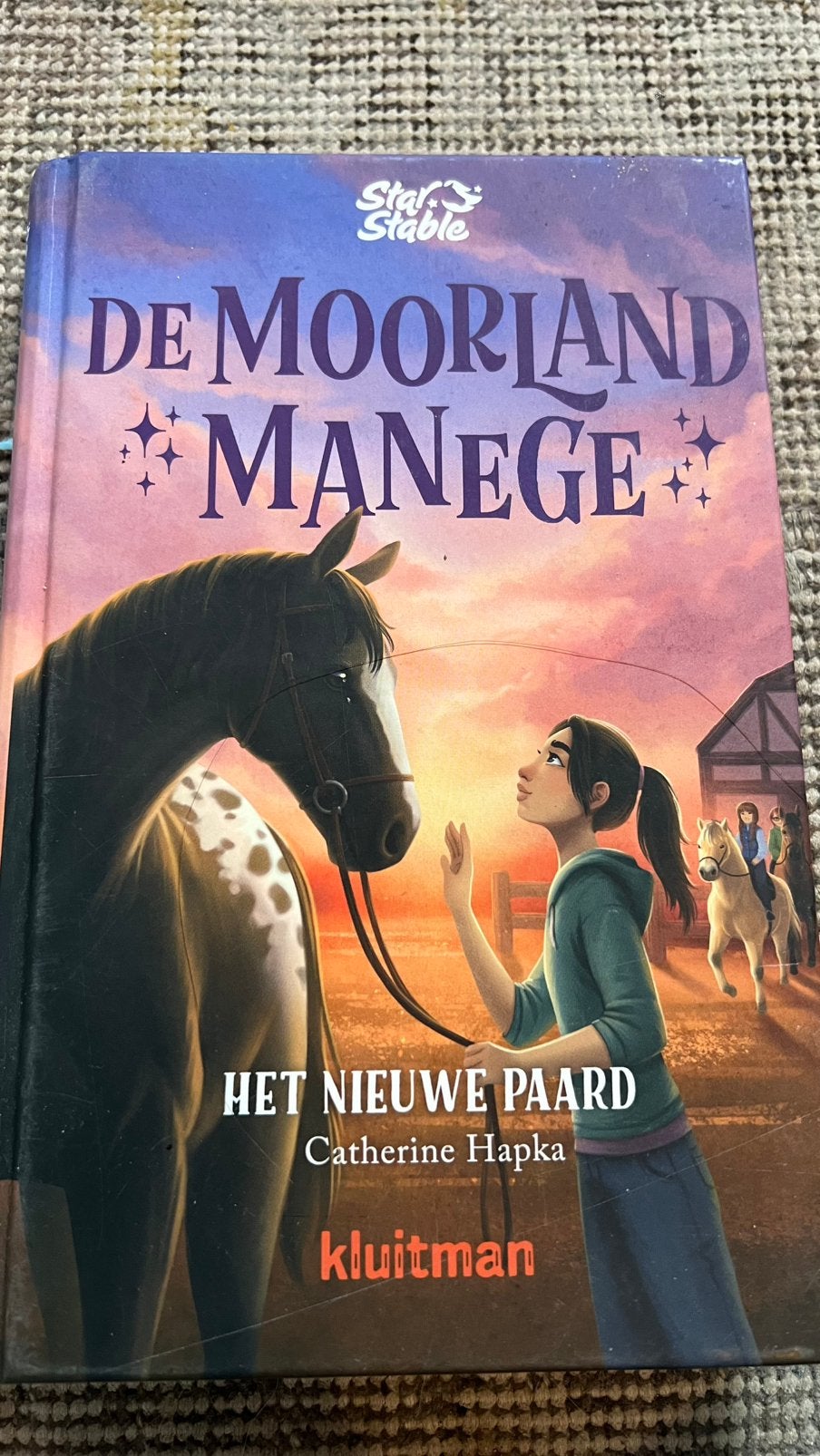 De moorland manege boek, Boeken, Ophalen of Verzenden, Gelezen