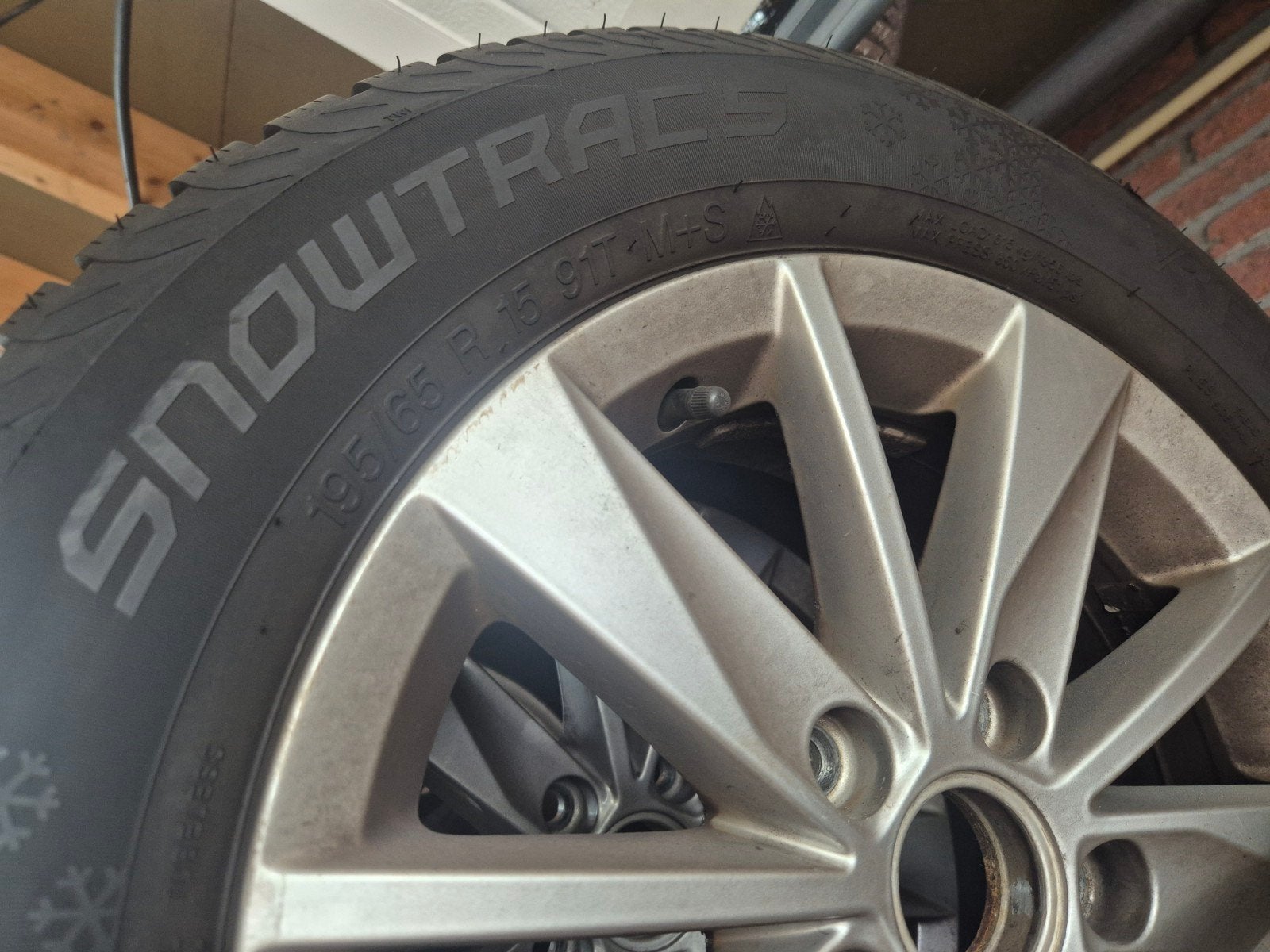Winterbanden met originele VW 15 inch velgen, 7mm profiel, Ophalen, Gebruikt, 15 inch, Banden en Velgen