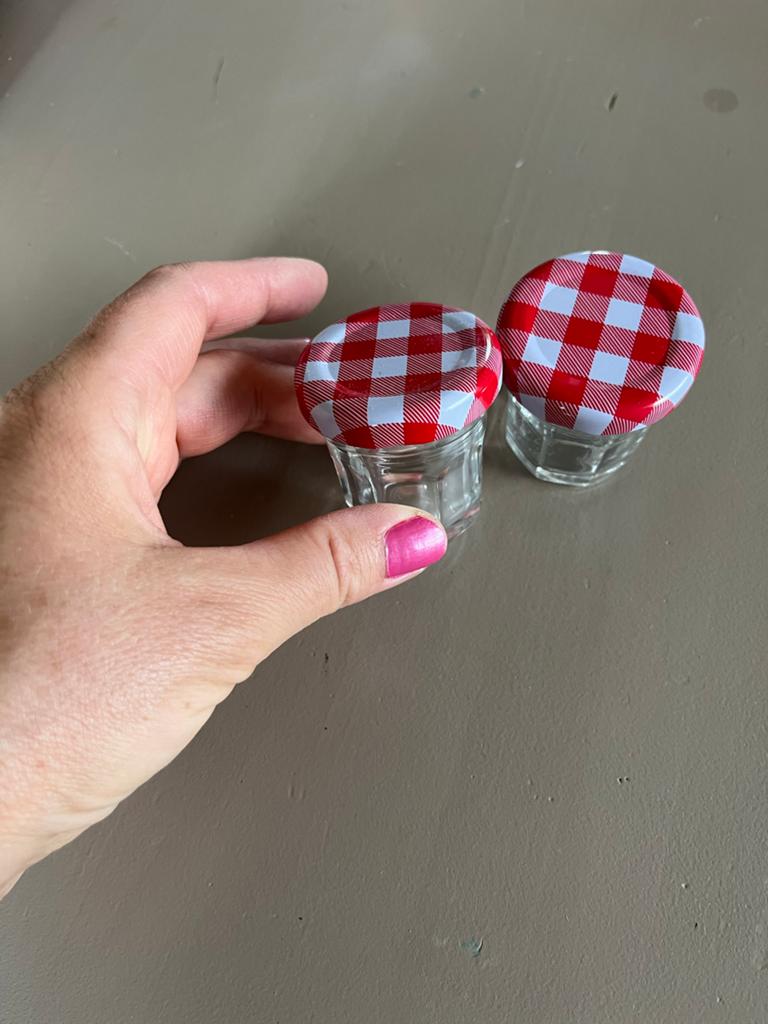 2 Ieniemienie jam potjes met rood-wit geruite deksels, Huis en Inrichting, Ophalen, Voorraadpot, Meerkleurig, Glas