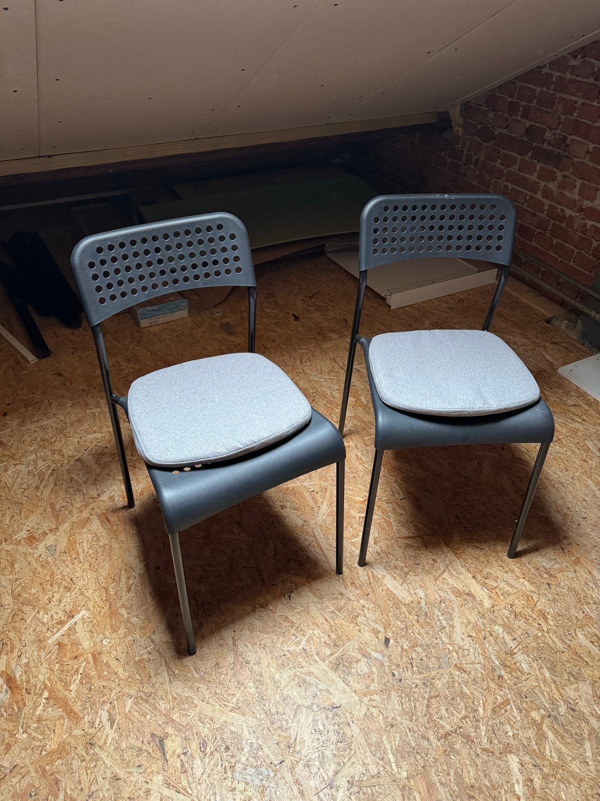 Twee Ikea stoelen met kussens - gratis ophalen, Ophalen, Kunststof, Gebruikt, Twee