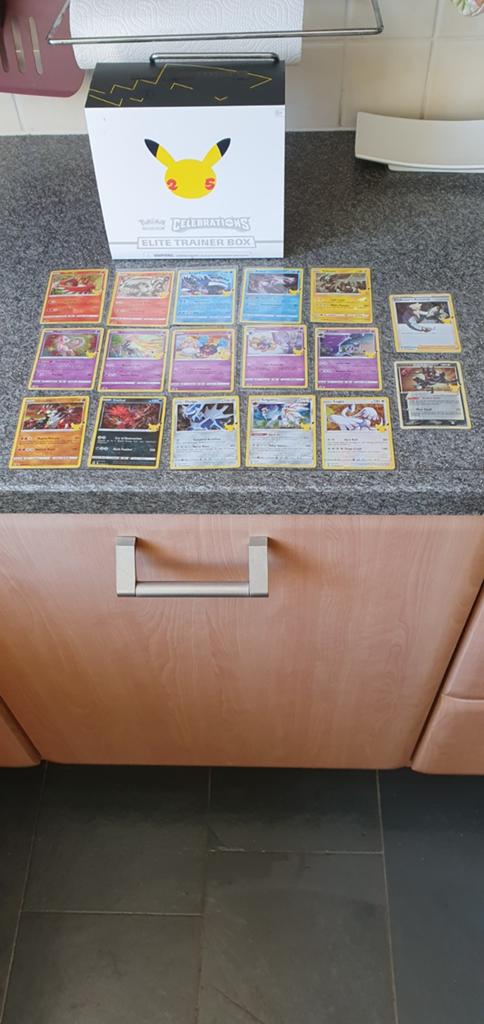 Pokémon Celebrations ETB met Holo's en accessoiresl 2021, Ophalen of Verzenden