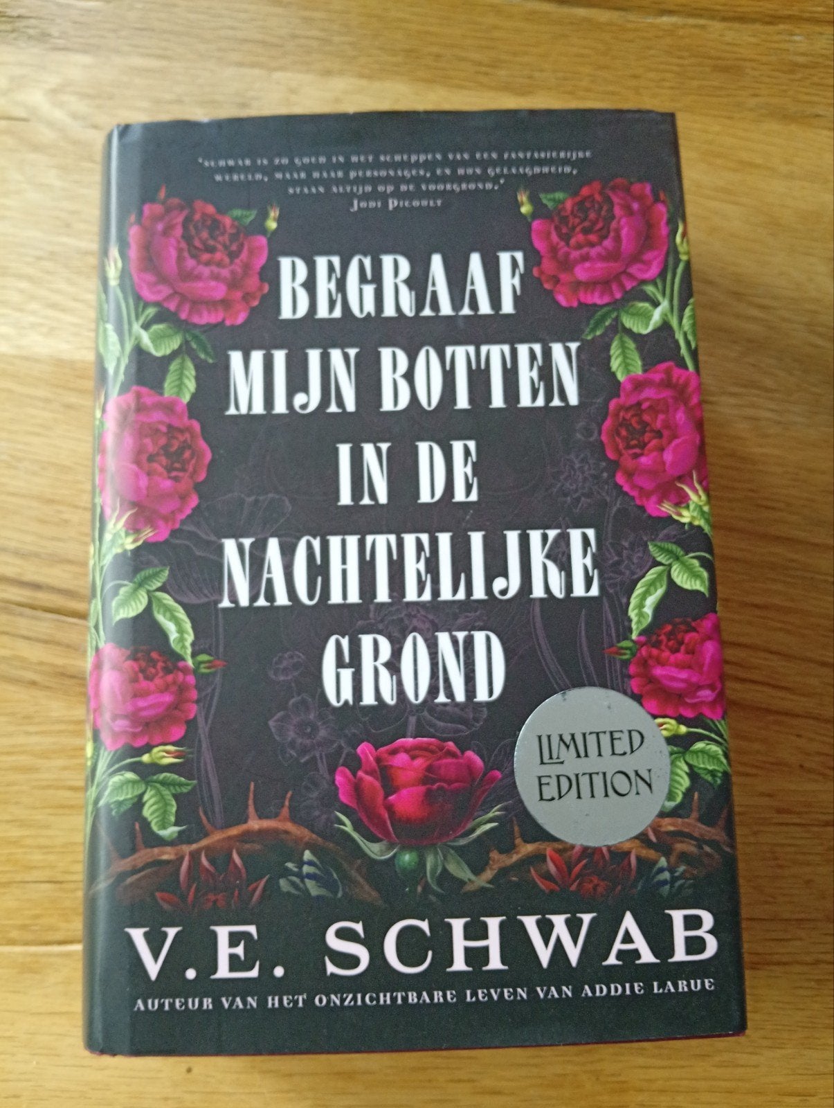 Begraaf Mijn Botten in de Nachtelijke Grond - V.E. Schwab, Ophalen of Verzenden, Zo goed als nieuw, V.E. Schwab