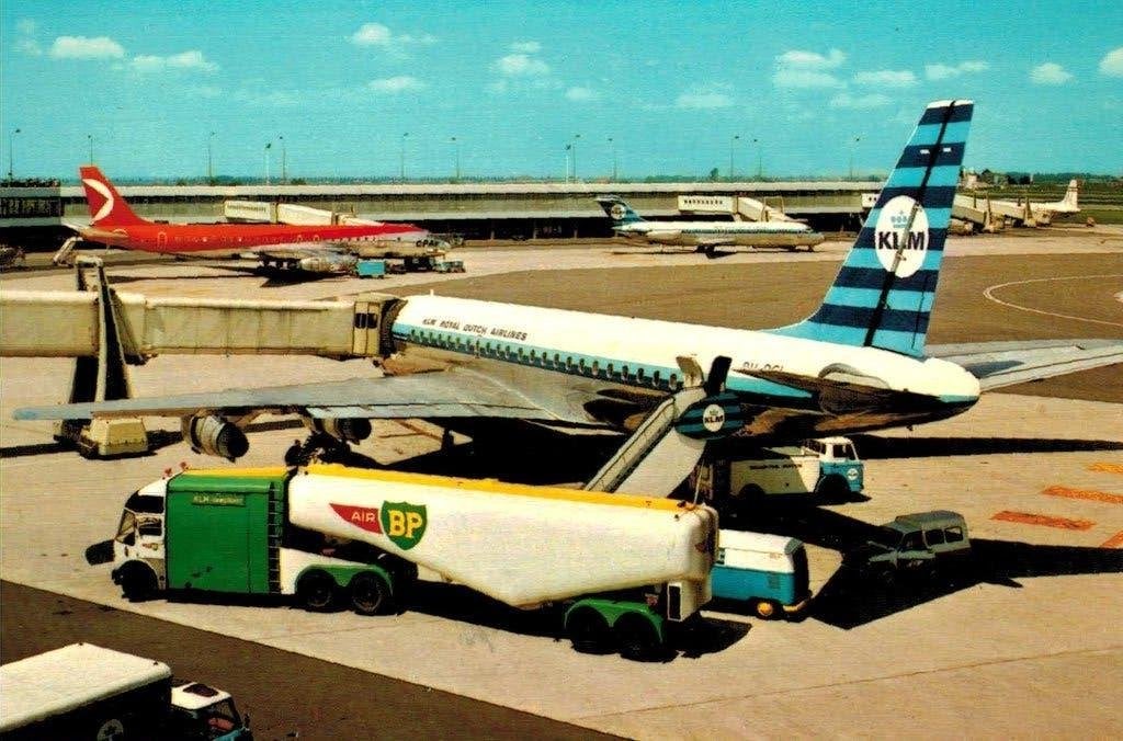 Vintage KLM Vliegtuig Schiphol Ansichtkaart, Verzamelen, Ophalen of Verzenden, Nieuw, Kaart, Foto of Prent