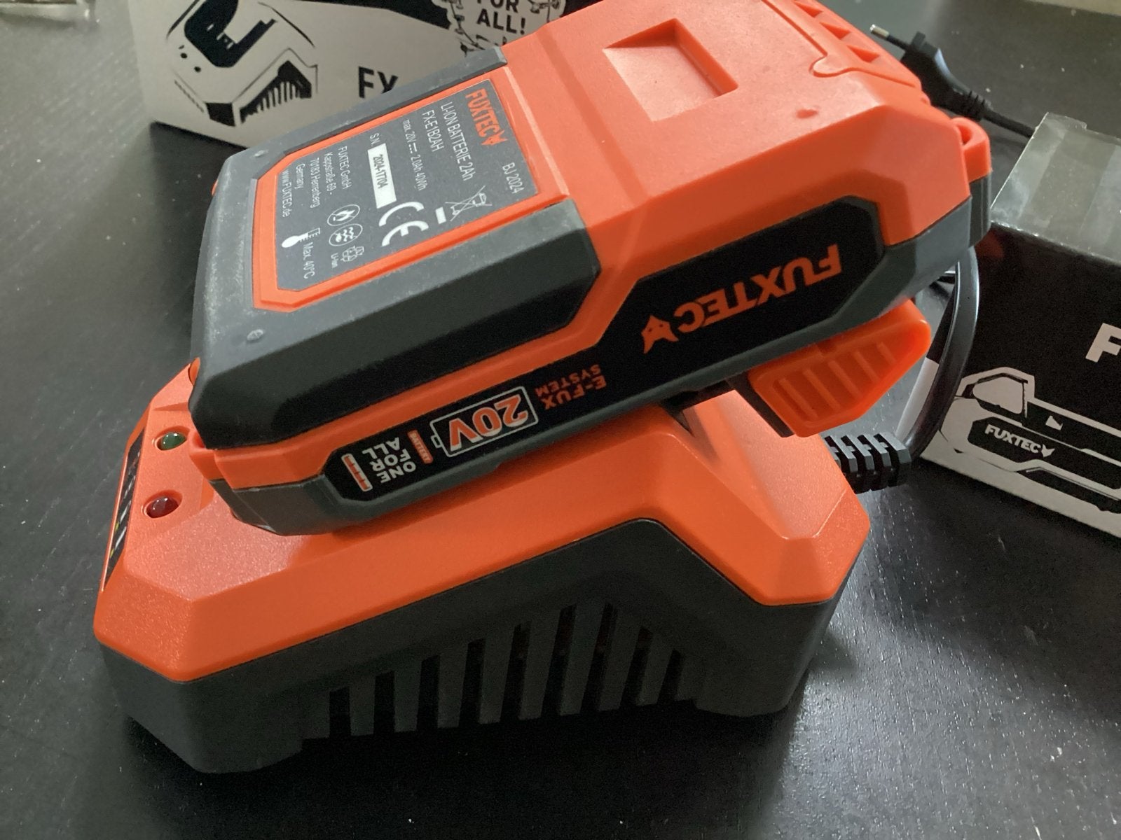 Fuxtec oplader FX-E1Lg2A en accu FX-E1B2AH nieuw!, Tuin en Terras, Ophalen of Verzenden, Zo goed als nieuw, Overige soorten