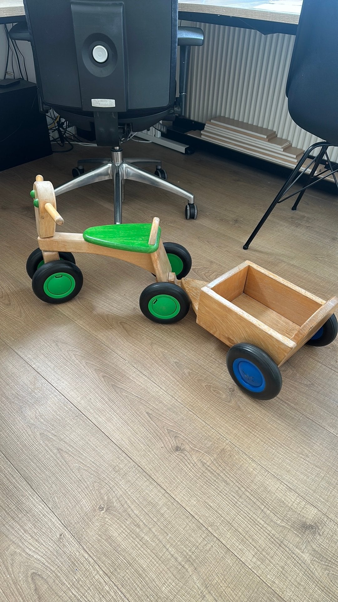 Houten loopfiets met kar van Dijk, Kinderen en Baby's, Speelgoed | Buiten | Voertuigen en Loopfietsen, Ophalen, Gebruikt, Loopfiets