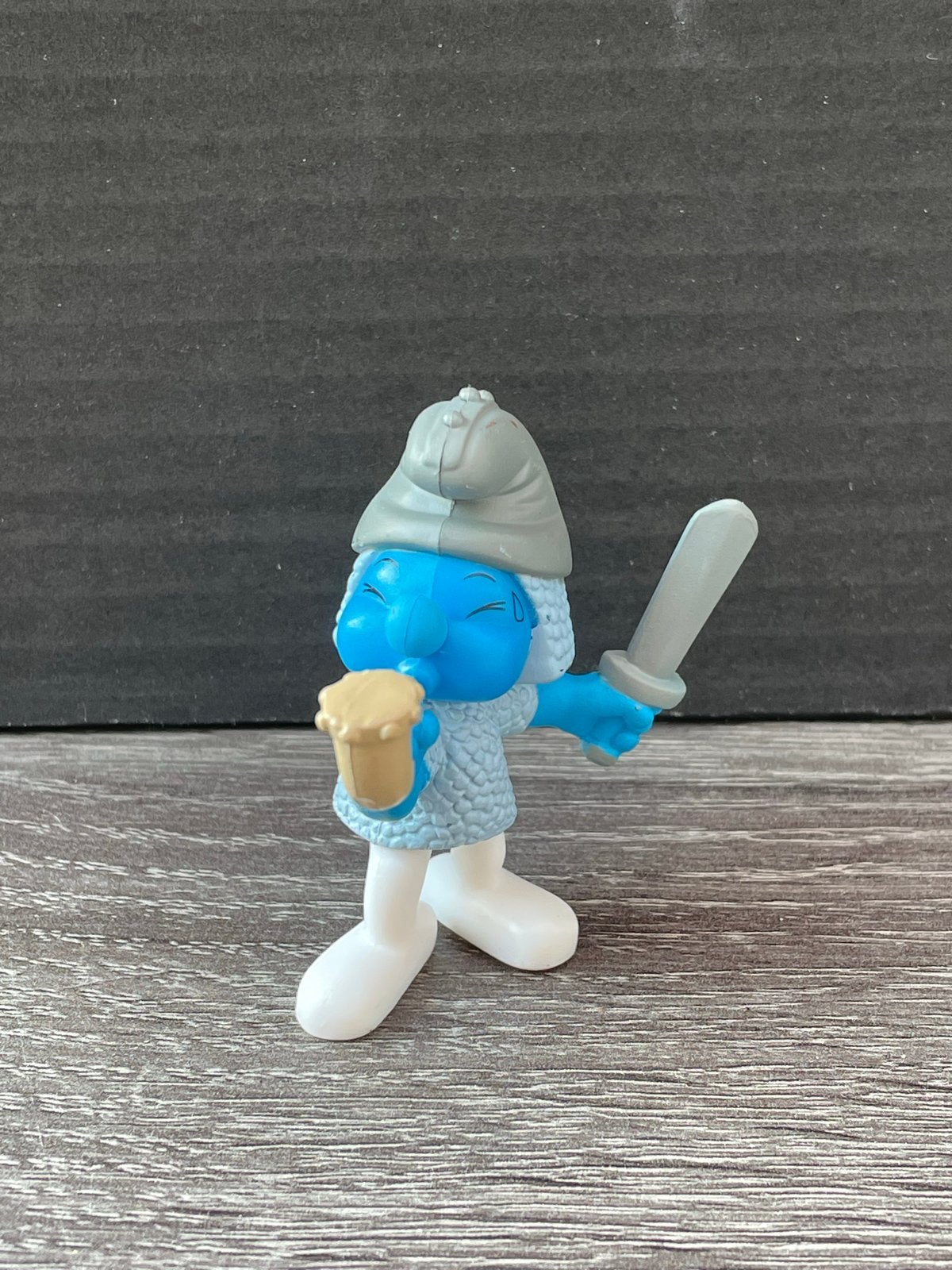 Smurf ridder met zwaard en beker - Vintage Smurfen figuur, Verzamelen, Smurfen, Ophalen of Verzenden, Gebruikt, Overige Smurfen