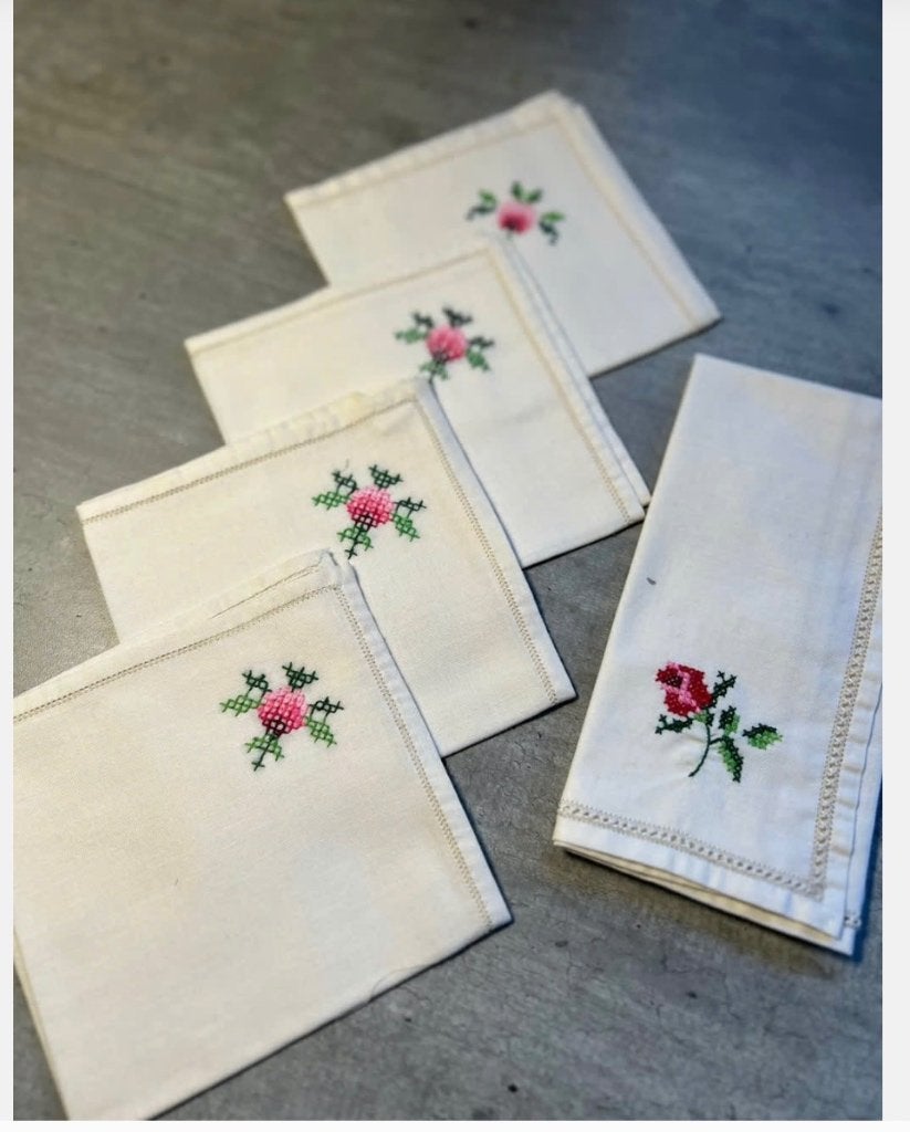 4 x vintage geborduurde zakdoekjes en 1 kleedje, Antiek en Kunst, Ophalen of Verzenden