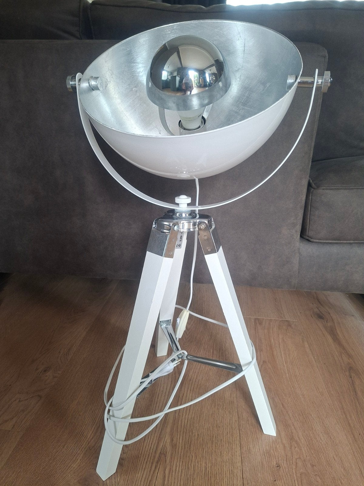 Witte tafellamp met statief en metalen kap, Ophalen, Gebruikt, Met schakelaar, Wit
