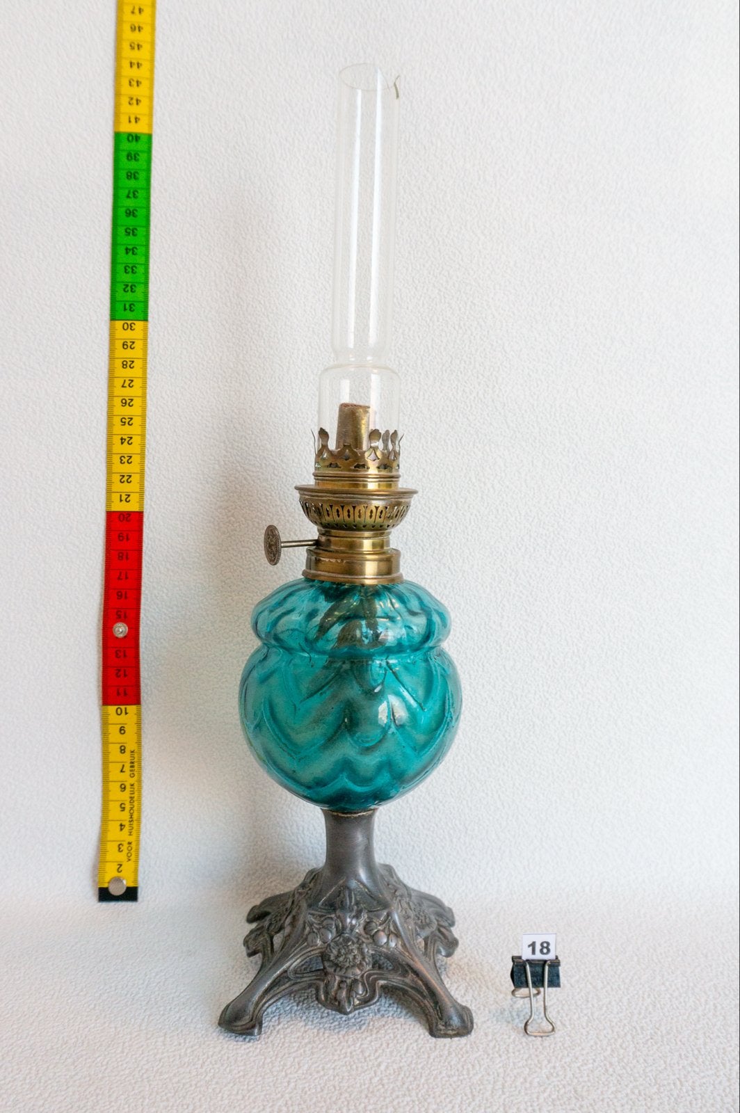 Antieke olielamp met blauw glazen reservoir, Ophalen