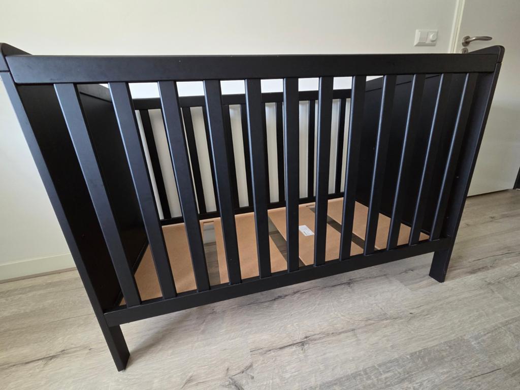Europe Baby Ralph II Babybed Mat Zwart 60 x 120 cm, Ophalen, Zo goed als nieuw, In hoogte verstelbaar