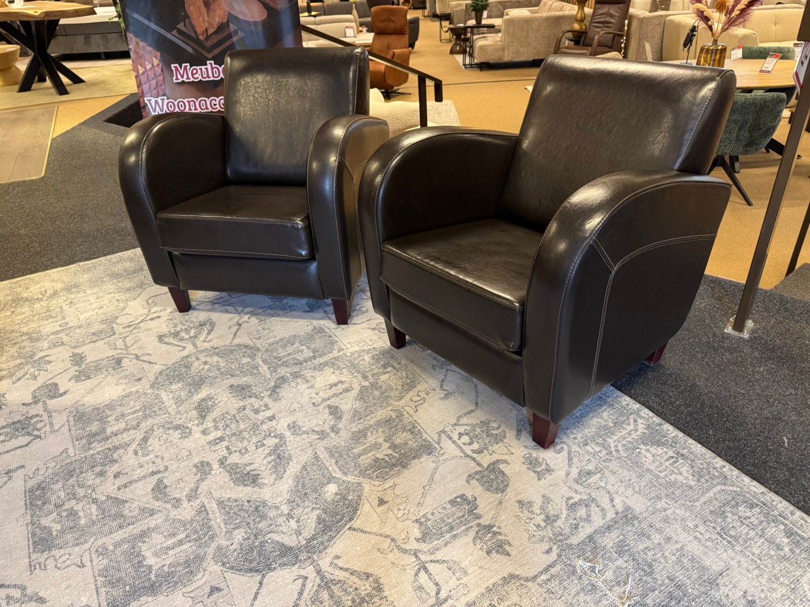 2x Fauteuil Bruin Lederstof €99,- Direct/Leverbaar, Ophalen, Mwonenenslapen, Mwonenenslapen@ziggo.nl, 50 tot 75 cm