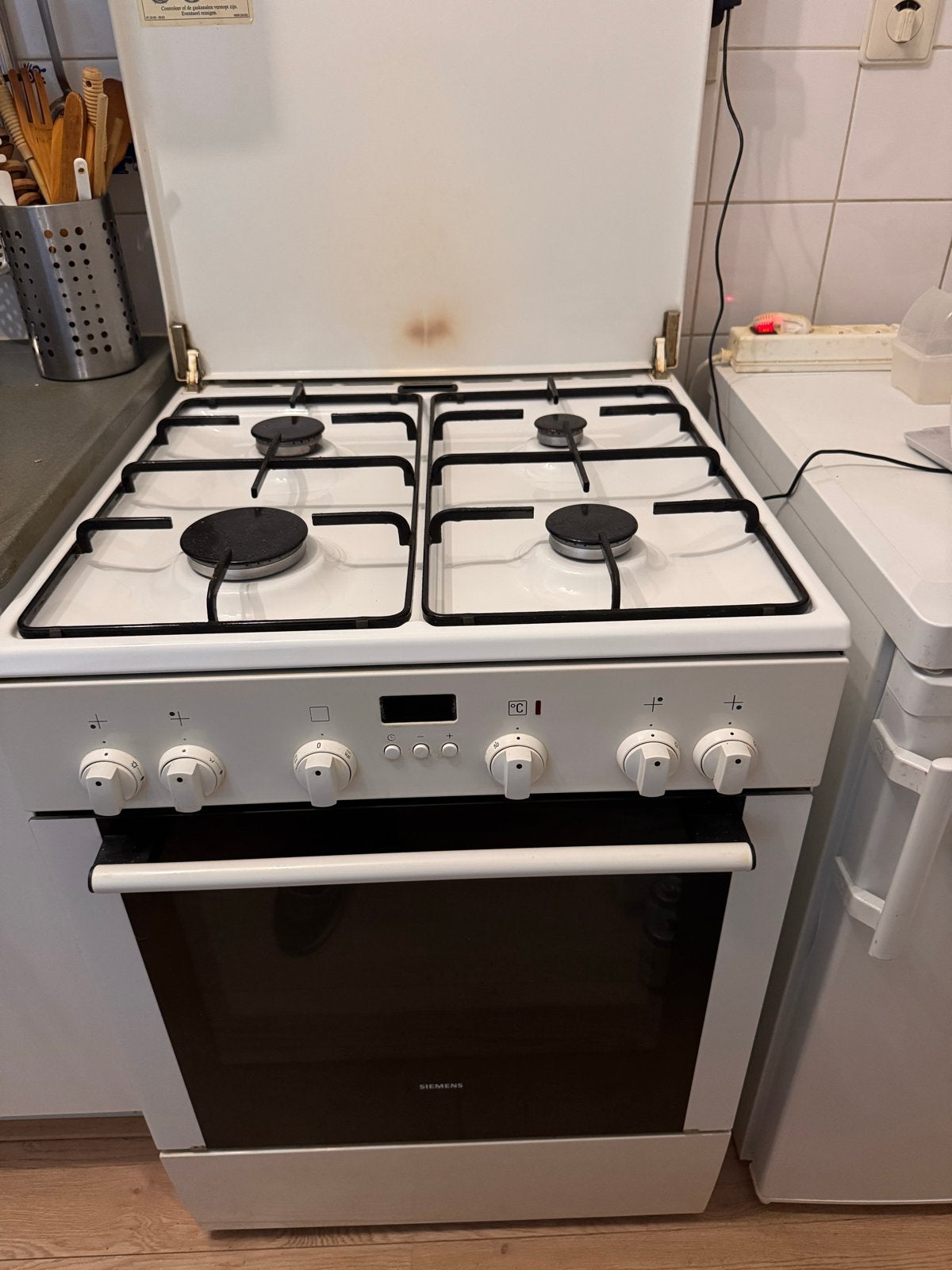Siemens Gasfornuis Wit met 4 Pits en Elektrische Oven, Ophalen, Gebruikt, 60 cm of meer, Grill