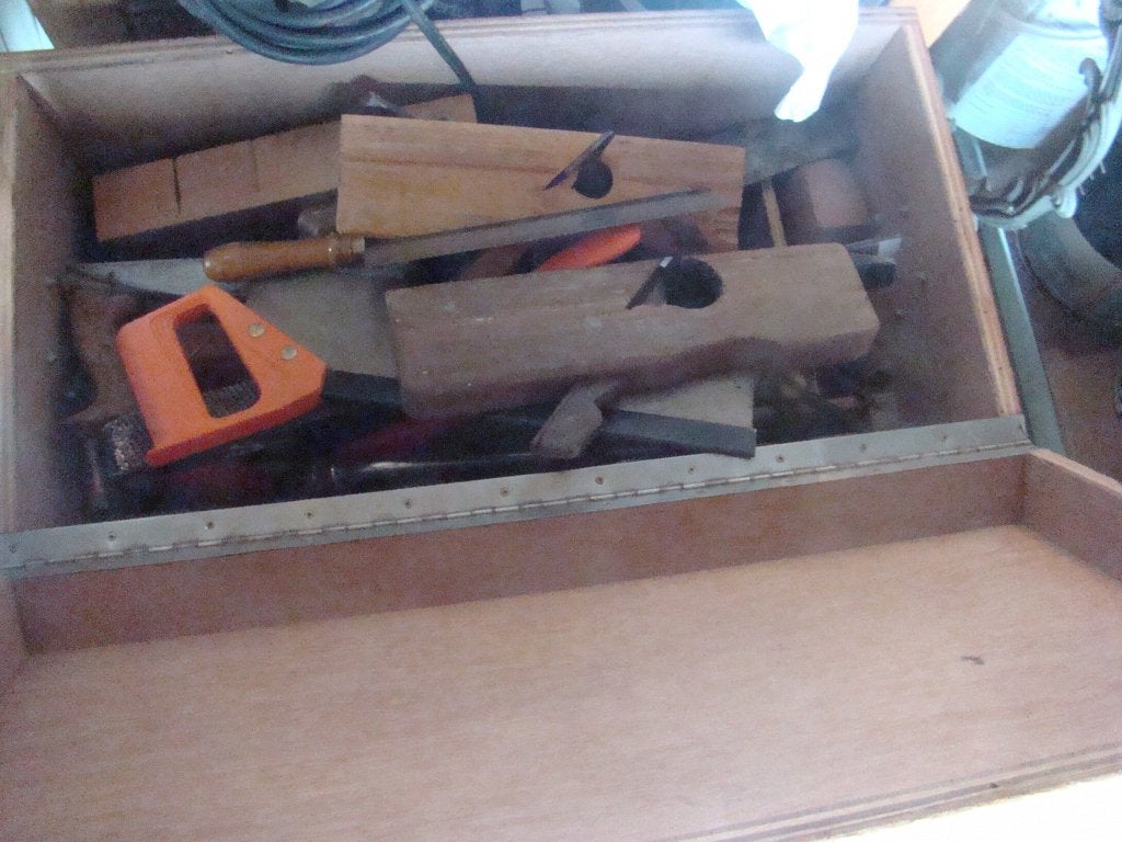grote houten kist boordevol gereedschap opbrengst kika., Ophalen, Zo goed als nieuw, Gereedschapsopslag