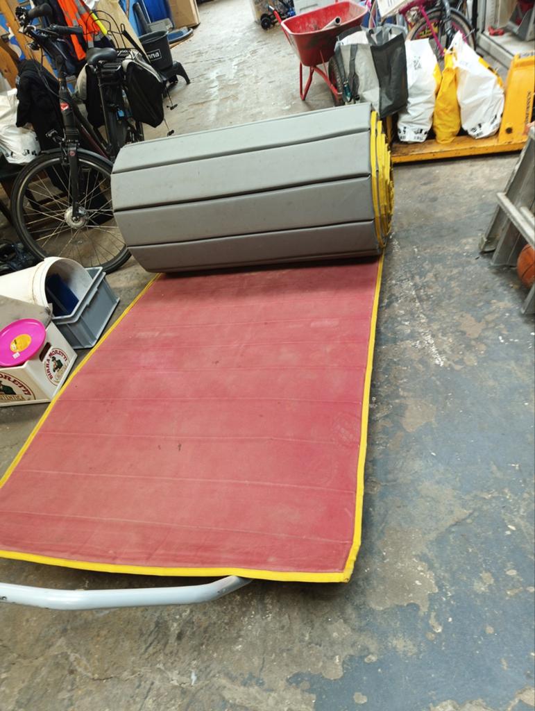 Lange gym/turnmat met opbergkar, Ophalen