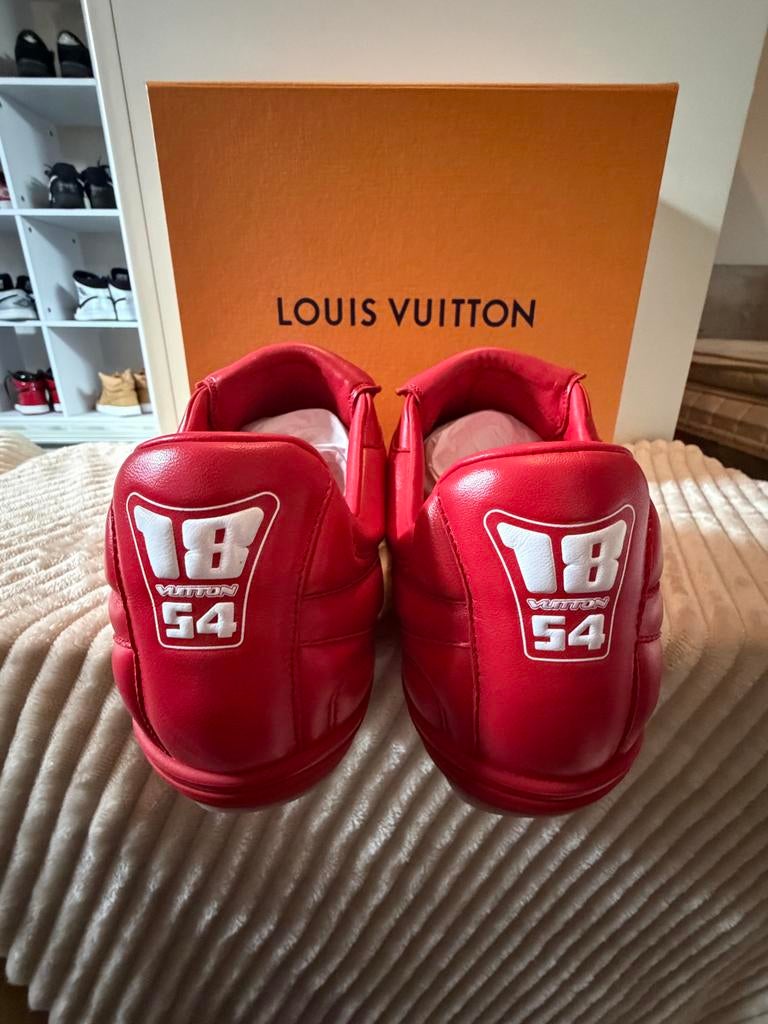 Louis Vuitton Footprint Red - Maat 42 - Pre-Pharrell, Ophalen of Verzenden, Zo goed als nieuw, Overige kleuren