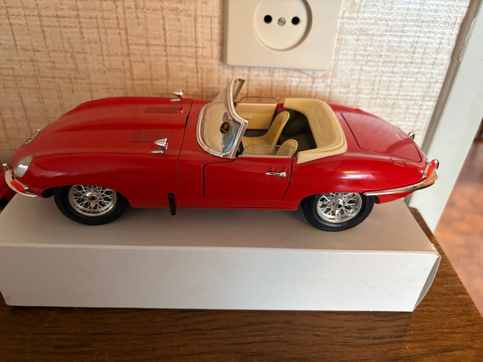 Prachtige rode Jaguar E-Type schaalmodel, Ophalen of Verzenden, Zo goed als nieuw, Auto, Overige merken