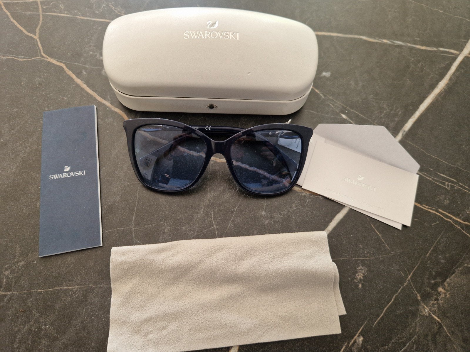 Swarovski Zonnebril met Certificaat en Etui - Nieuw, Zonnebril, Zwart, Nieuw, Ophalen